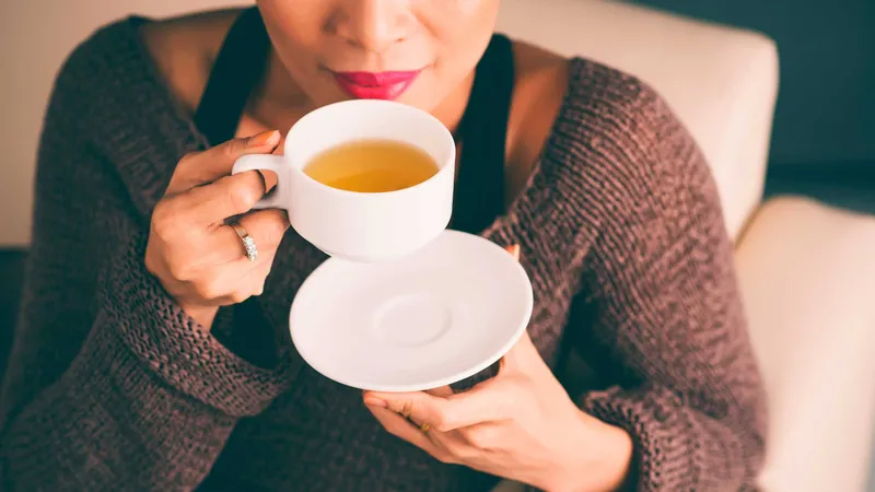 Thưởng thức trà ô long là cách tuyệt vời để thư giãn tinh thần, giảm bớt căng thẳng sau những giờ làm việc mệt mỏi