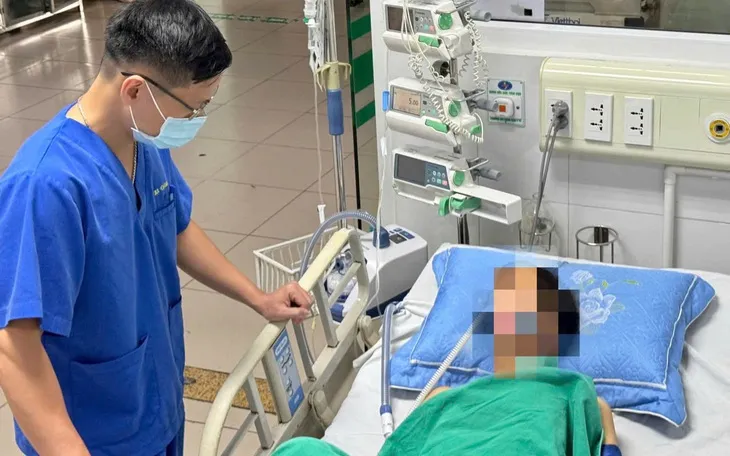 Hình ảnh minh họa một trường hợp nhập viện do nhịn ăn, chỉ uống nước kiềm pha muối để "trị bệnh"
