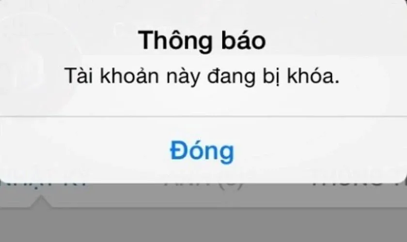 Người dùng đang xem thông báo tài khoản Zalo bị vô hiệu hóa trên màn hình điện thoại