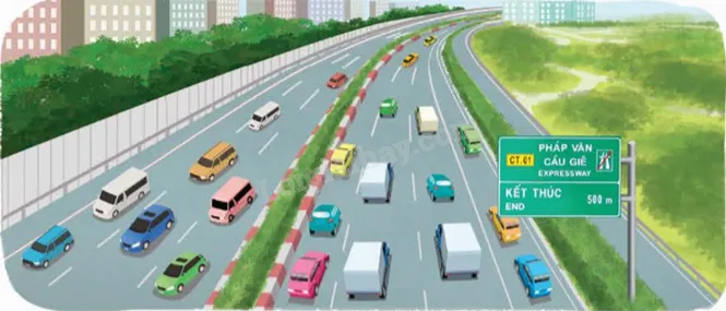 Một chiếc ô tô đang di chuyển nhanh trên đường cao tốc dưới ánh nắng mặt trời, tượng trưng cho hành trình dài và nhu cầu bù nước