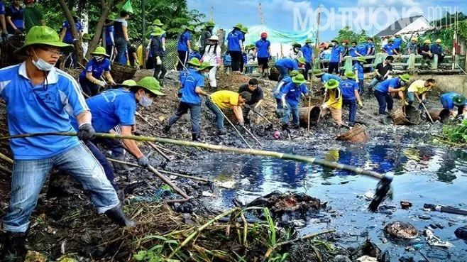Nguồn nước đen kịt, bốc mùi do ô nhiễm chất thải