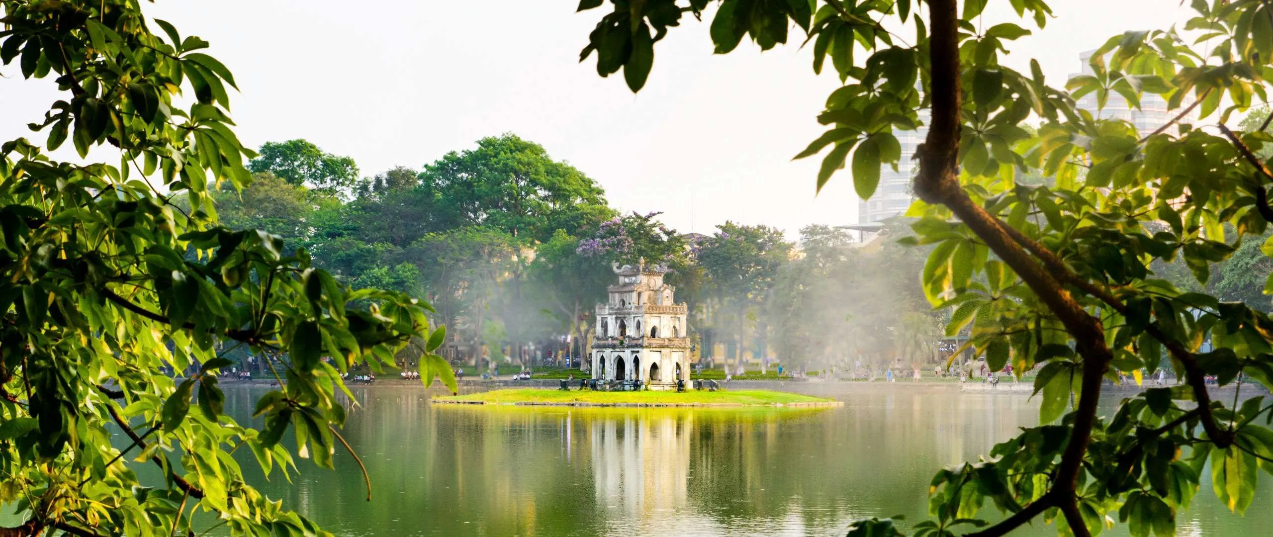 Khung cảnh Hồ Gươm thanh bình vào buổi sớm mai