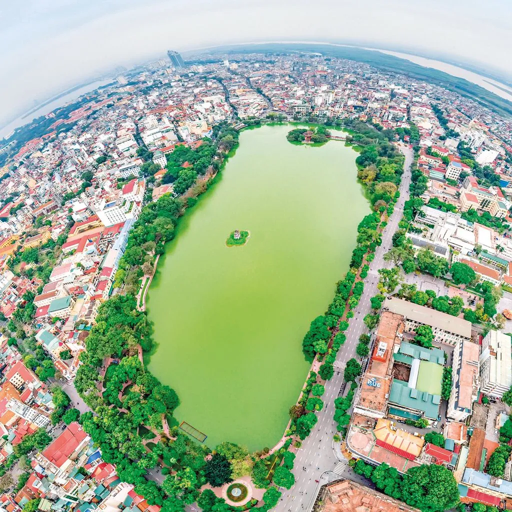 Toàn cảnh Hồ Gươm với Tháp Rùa nổi bật giữa làn nước xanh