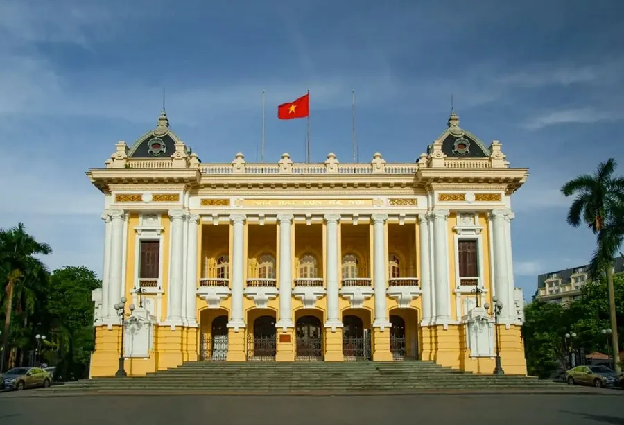 Đền Ngọc Sơn và Cầu Thê Húc soi bóng xuống Hồ Gươm