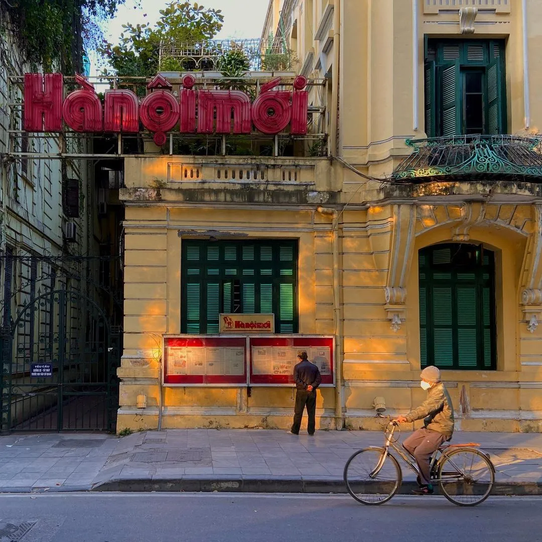 Du khách chụp ảnh lưu niệm tại khu vực phố đi bộ Hồ Gươm