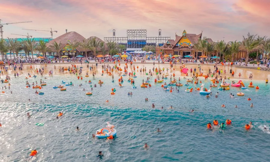 Bể tạo sóng lớn tại VinWonders Wave Park, mang đến cảm giác biển thật