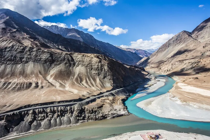 Sông Indus chảy qua cao nguyên Tây Tạng và Pakistan