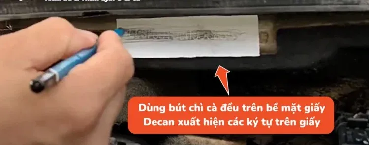 Bút chì và giấy decal đang được sử dụng để cà số khung xe