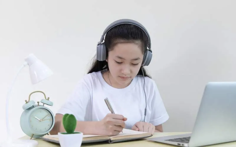 Học sinh tự luyện tập thêm các ví dụ đặt câu hỏi cho bộ phận in đậm.