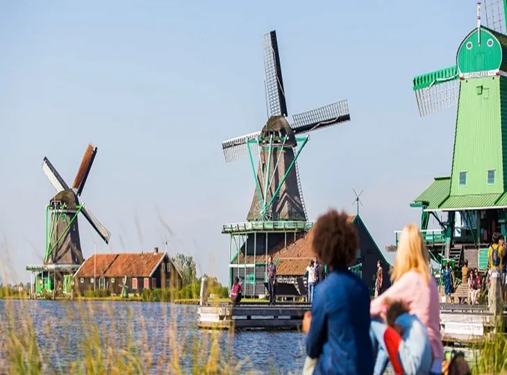 Một dãy cối xay gió tại Kinderdijk, UNESCO công nhận là di sản thế giới
