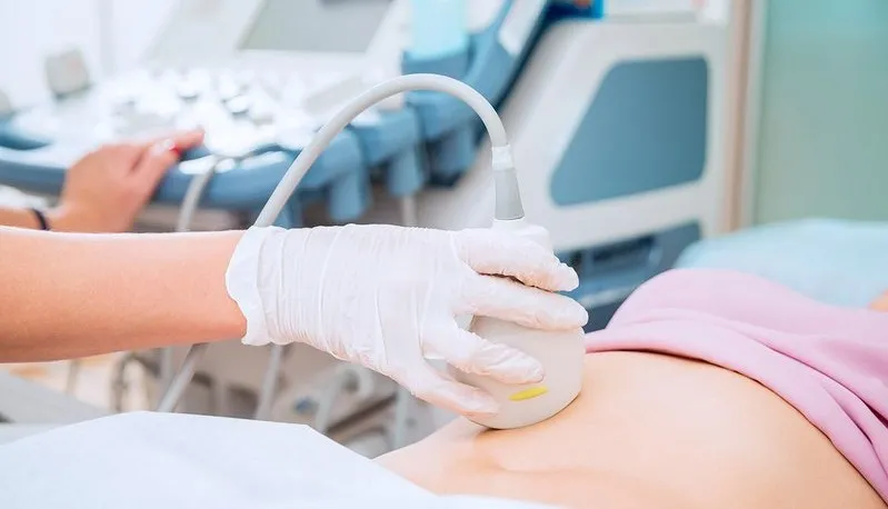 Hình ảnh sử dụng sóng siêu âm để siêu âm bụng cho bệnh nhân.