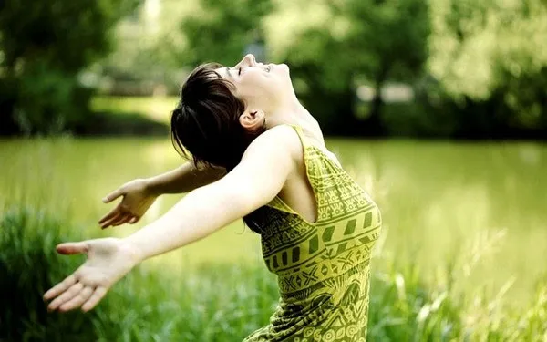 Hình ảnh một cô gái trẻ đang tận hưởng cảm giác sảng khoái sau khi ăn kẹo bạc hà