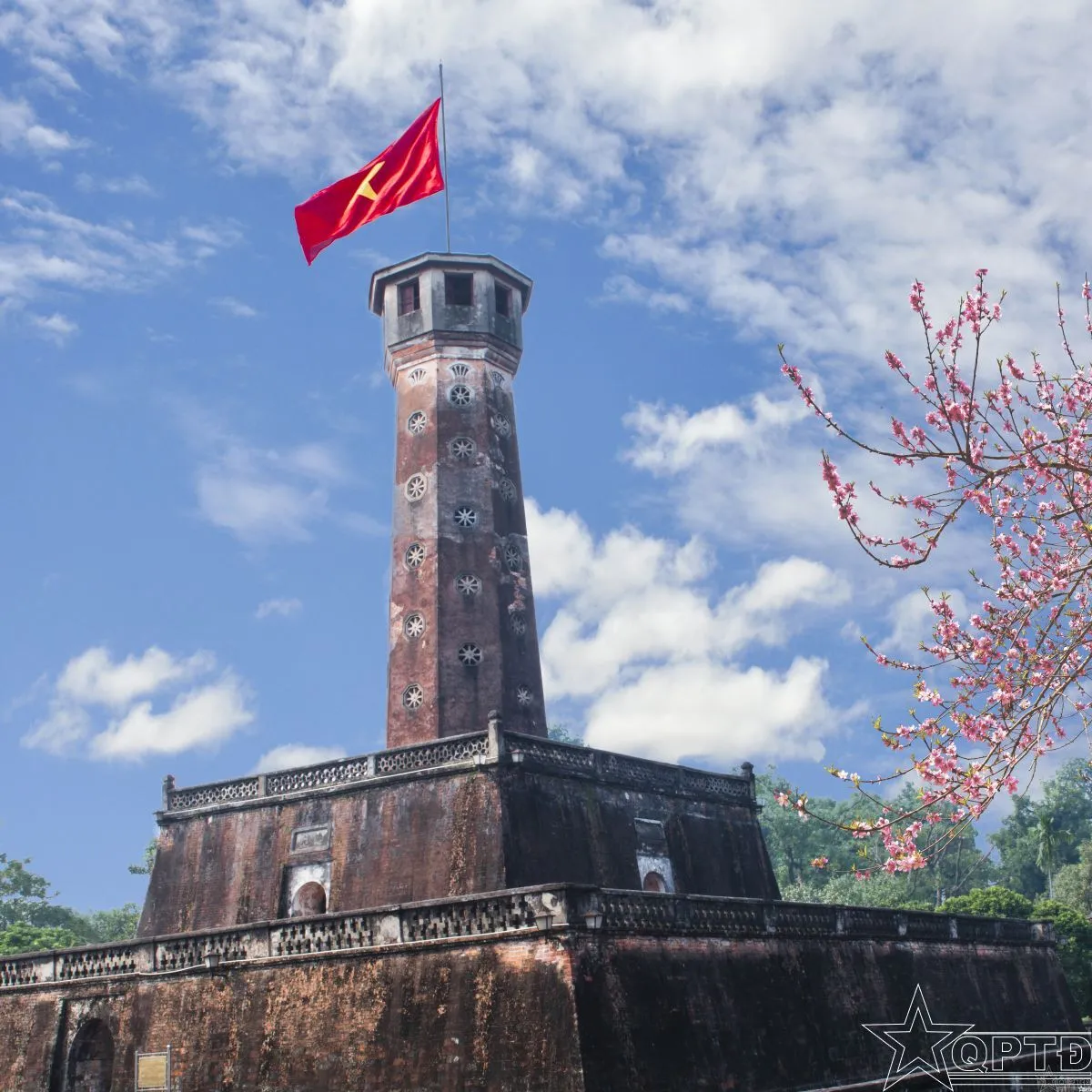 Cột cờ Hà Nội được xây dựng năm 1812, dưới thời Vua Gia Long triều Nguyễn trên phần đất phía Nam của Hoàng thành Thăng Long