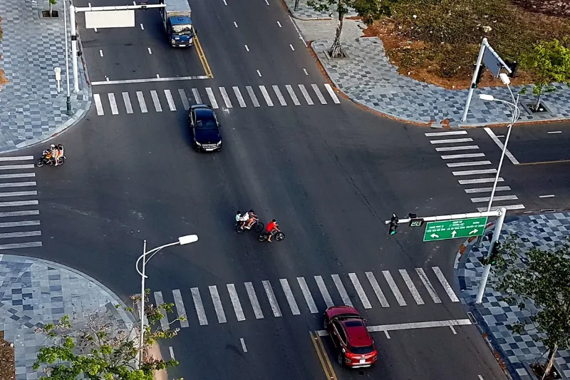 Biển báo giao nhau với đường hai chiều có hai mũi tên ngang