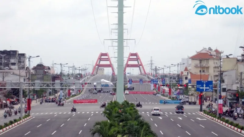 Biển báo cầu vượt liên thông hỗ trợ định hướng và cảnh báo sớm các thay đổi hướng đi