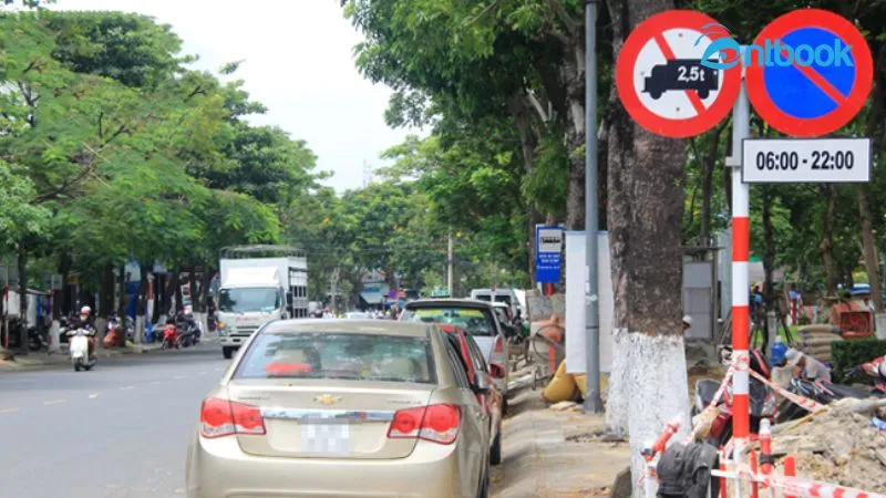 Cảnh sát giao thông đang xử lý vi phạm trên đường, với một xe tải phía sau
