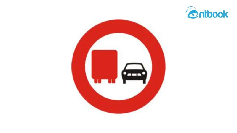 Biển báo P.126 có hình tròn, một xe tải màu đỏ và một xe con màu đen đặt cạnh nhau