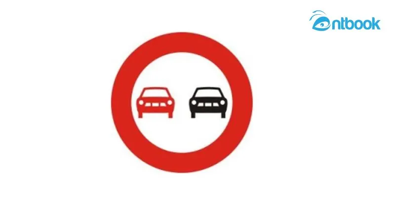 Biển báo P.125 có hình tròn, viền đỏ, nền trắng và bên trong có hai hình xe ô tô con