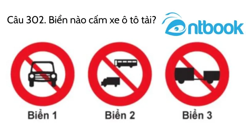 Ba biển báo giao thông khác nhau, trong đó có biển cấm ô tô và cấm xe tải