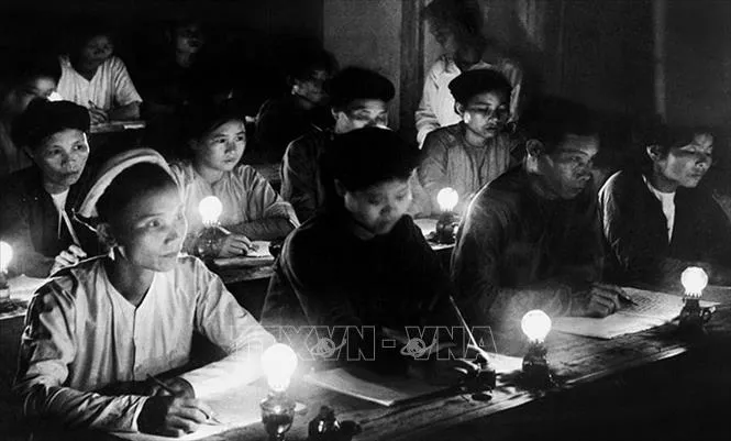 Một lớp “Bình dân học vụ” ở Hà Nội những ngày đầu độc lập