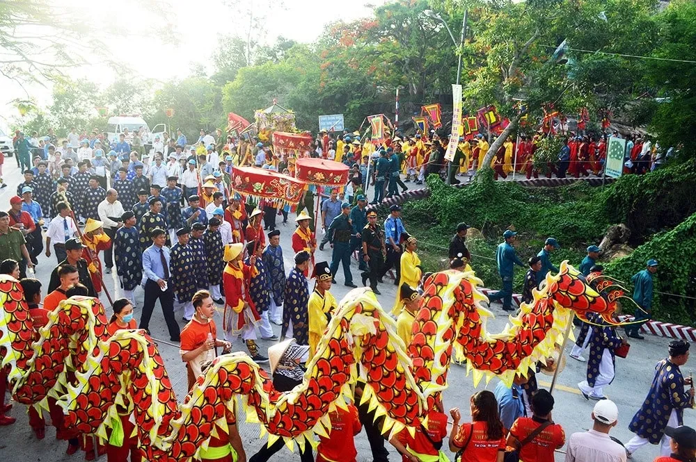 Lễ rước kiệu Bà Chúa Xứ thu hút đông đảo người dân và du khách