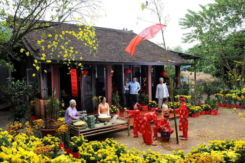 Bánh chưng, dưa hành, câu đối đỏ chuẩn bị cho ngày Tết Nguyên Đán