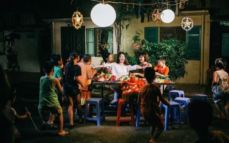 Trẻ em rước đèn ông sao vui Tết Trung Thu dưới ánh trăng tròn