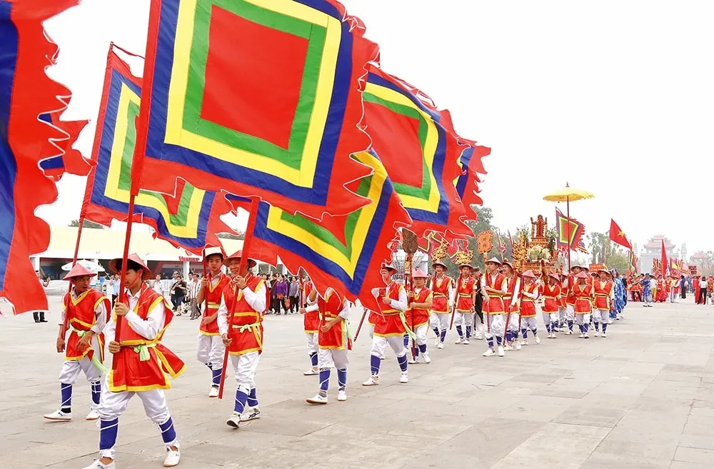 Nghi lễ cung tiến tại Lễ hội Đền Hùng, Phú Thọ với sự tham gia của đông đảo người dân