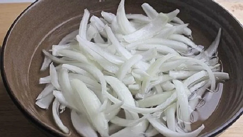 Ngâm hành tây trong hỗn hợp nước chanh hoặc giấm để trung hòa vị hăng