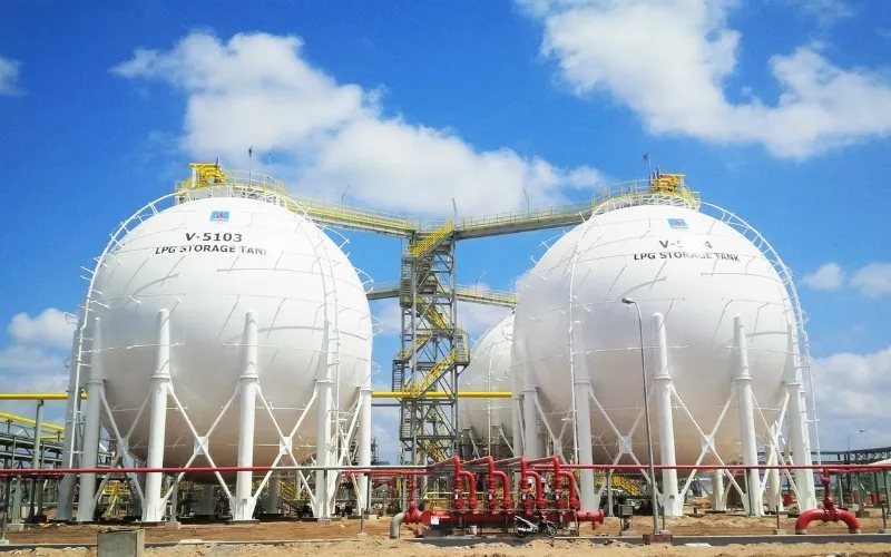 Hình ảnh một kỹ sư đang thiết kế, có thể liên quan đến ứng dụng của hình cầu