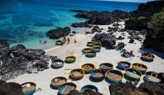Các phương tiện di chuyển đến Đảo Lý Sơn bao gồm máy bay và tàu thủy