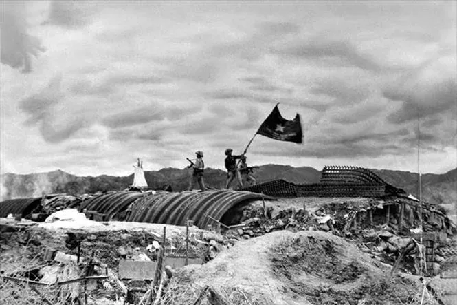 Lá cờ "Quyết chiến, Quyết thắng" tung bay trên nóc hầm tướng De Castries vào ngày 7 tháng 5 năm 1954