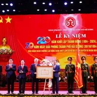Ủy viên Trung ương Đảng, Bí thư Tỉnh ủy Hải Dương Trần Đức Thắng trao tặng Huân chương Lao động hạng Nhất cho Đảng bộ, chính quyền và nhân dân thành phố Hải Dương.