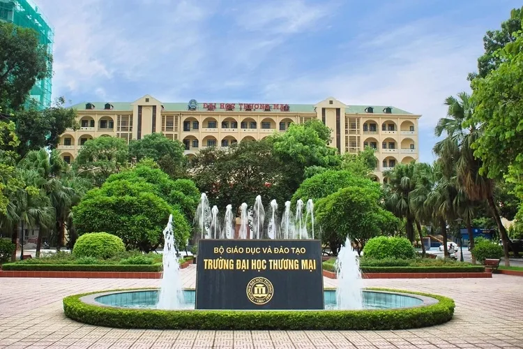 Sinh viên Đại học Thương Mại thảo luận nhóm trong thư viện hoặc không gian học tập chung