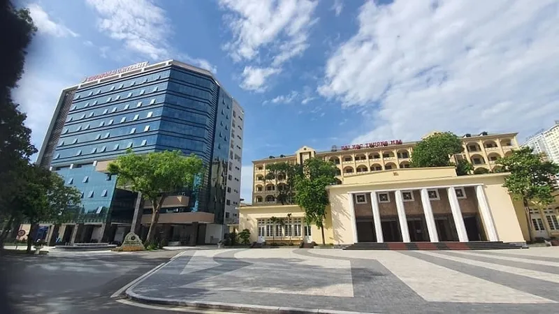 Cổng trường Đại học Thương Mại với kiến trúc đặc trưng và đông đảo sinh viên