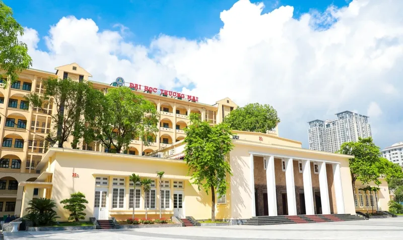 Một góc khuôn viên hiện đại của Đại học Thương Mại với cây xanh và lối đi