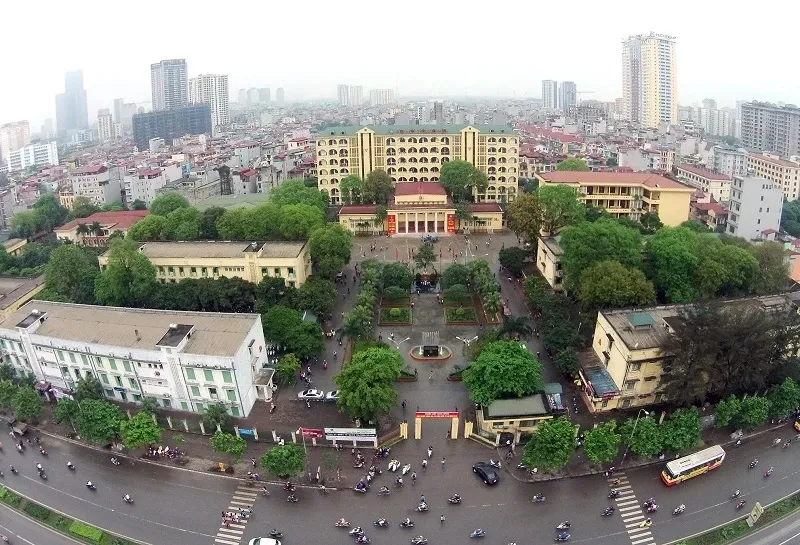 Sinh viên tham gia hoạt động ngoại khóa tại Đại học Thương Mại, thể hiện môi trường học tập năng động