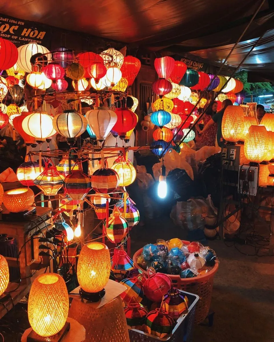 Đèn lồng đủ màu sắc thắp sáng phố cổ Hội An về đêm