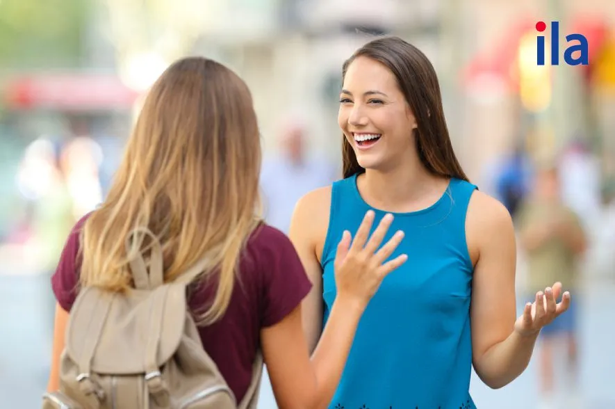 Người phụ nữ đang mỉm cười, khám phá điều mới lạ