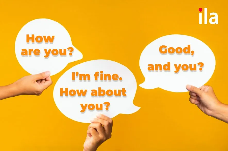 Người phụ nữ đang tươi cười và tận hưởng khoảnh khắc sảng khoái