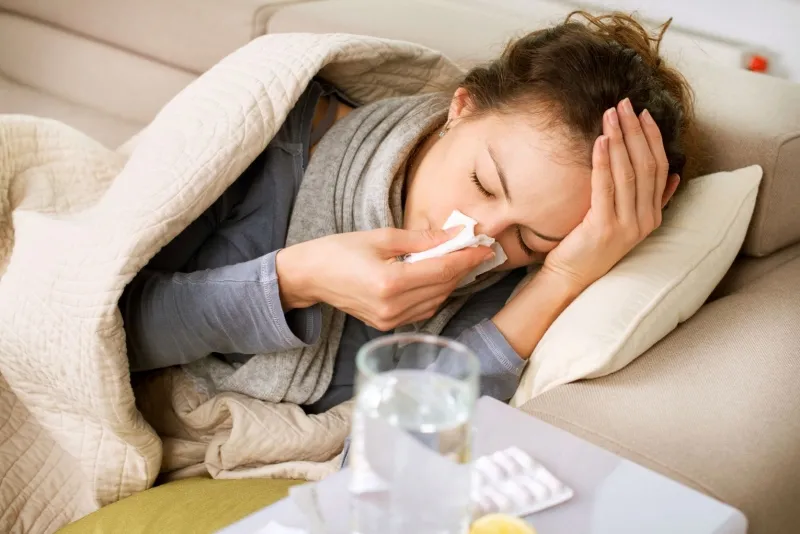 Uống nước đá nhiều có thể gây viêm họng, nghẹt mũi