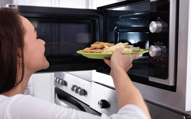 Lò vi sóng làm chín thức ăn bằng cách sử dụng năng lượng sóng từ