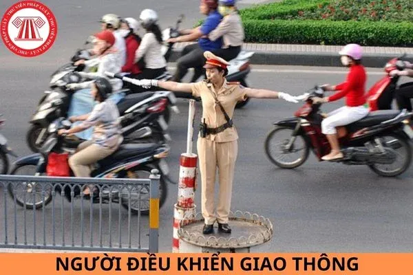 Cảnh sát giao thông đang điều khiển dòng xe tại ngã tư đông đúc
