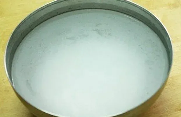 Nước vôi trong được chiết tách sau khi vôi lắng đọng