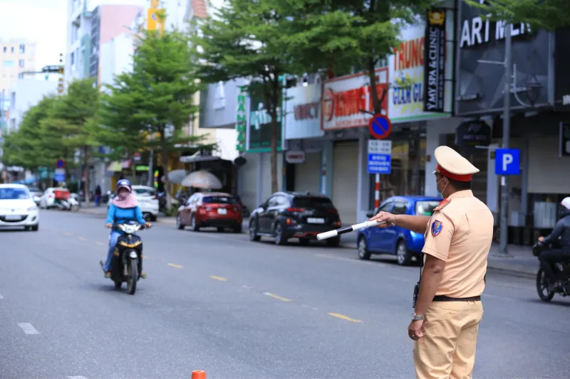 Quan sát kỹ các biển báo giao thông trên đường hai chiều