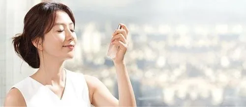 Hình ảnh chai xịt khoáng phun sương nhẹ nhàng lên gương mặt, minh họa sản phẩm xịt khoáng thiên nhiên Thạch Bích giúp cấp ẩm và làm dịu da