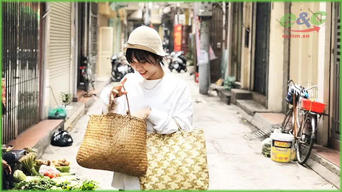 Sử dụng làn đi chợ thay thế cho túi nilon giúp giảm rác thải nhựa