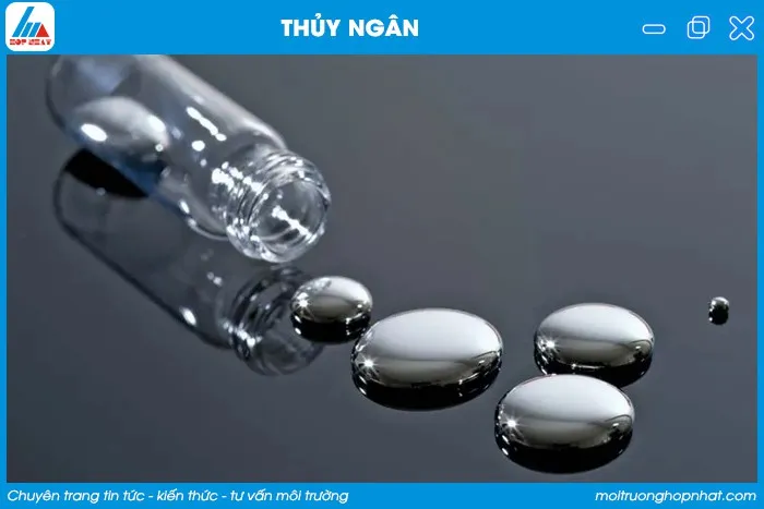 Thủy ngân, kim loại duy nhất ở thể lỏng trong điều kiện thường, mang màu bạc sáng