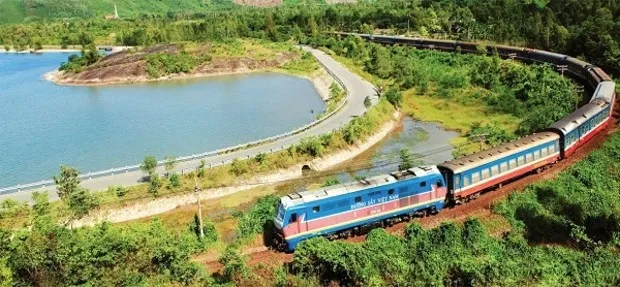 Đoàn tàu Thống Nhất di chuyển qua những cung đường đẹp