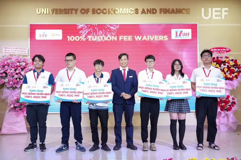 Sinh viên UEF trong lễ tốt nghiệp, khoảnh khắc đánh dấu sự trưởng thành
